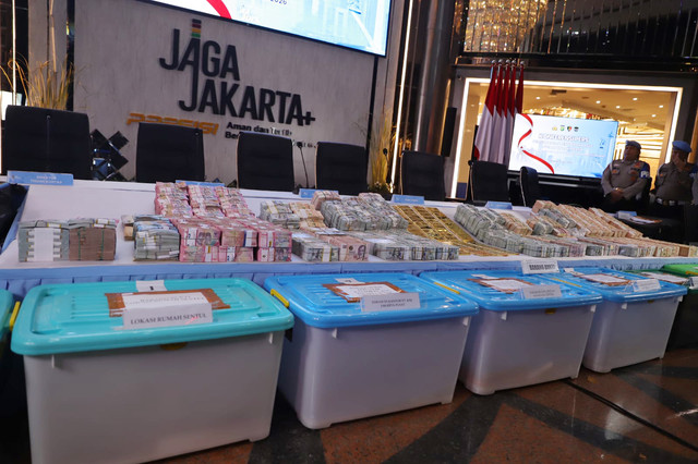 Barang bukti dari perkembangan penyidikan kasus dugaan tindak pidana korupsi, gratifikasi, dan tindak pidana pencucian uang ditampilkan pada konferensi pers di Gedung Promoter Polda Metro Jaya, Jakarta, Jumat (10/7/2026). Foto: Jamal Ramadhan/kumparan