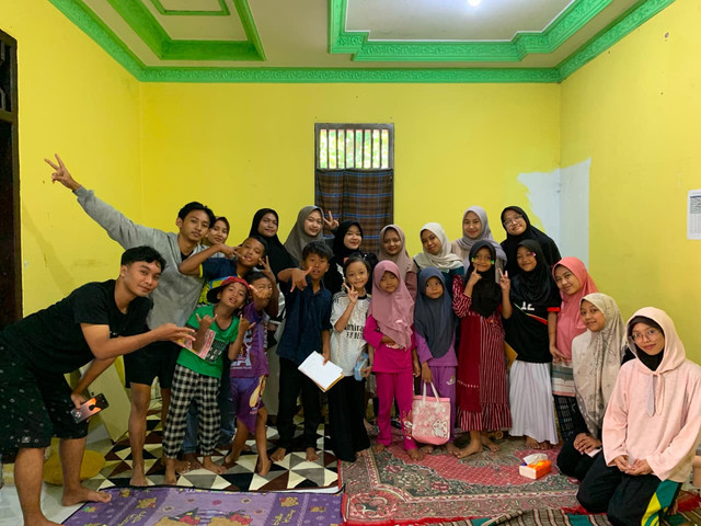 Foto bersama setelah kegiatan bimbingan belajar di posko KKN 50 UINSA Surabaya (sumber: dokumentasi KKN 50 UINSA)