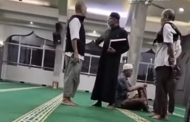 Seorang lansia dianiaya dalam masjid di Depok. Foto: Dok. Istimewa