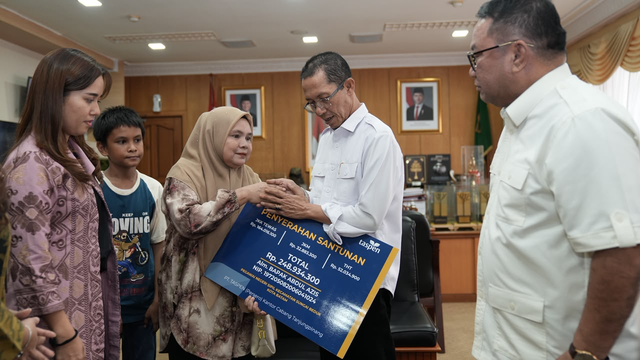 TASPEN menyerahkan manfaat Program Jaminan Kecelakaan Kerja (JKK) dan Jaminan Kematian (JKM) untuk keluarga ASN di Kepulauan Riau yang meninggal dunia selama masa pengabdian. Foto: Dok. TASPEN