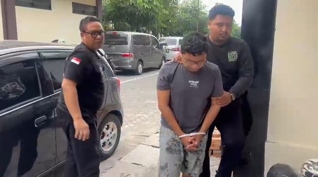 Pelaku pencabulan dua santriwati di Ponpes Sidoarjo saat ditangkap oleh petugas Satreskrim PPA dan PPO Polresta Sidoarjo. Foto: Dok. Istimewa