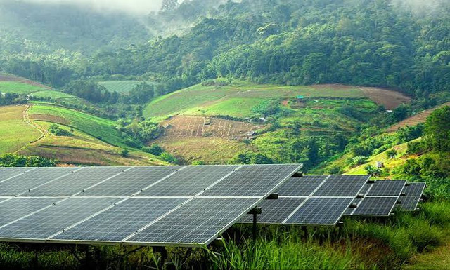 Panel surya menjadi simbol harapan transisi energi Indonesia sekaligus pengingat bahwa setiap kerja sama internasional harus memperkuat, bukan mengurangi, kedaulatan energi nasional.
