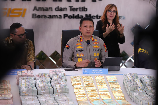 Kabid Humas Polda Metro Jaya Kombes Pol. Budi Hermanto memberikan keterangan pers terkait perkembangan penanganan tiga kasus dugaan korupsi di Gedung Promoter Polda Metro Jaya, Jakarta, Jumat (10/7/2026). Foto: Jamal Ramadhan/kumparan