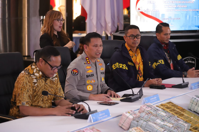 Kabid Humas Polda Metro Jaya Kombes Pol. Budi Hermanto memberikan keterangan pers terkait perkembangan penanganan tiga kasus dugaan korupsi di Gedung Promoter Polda Metro Jaya, Jakarta, Jumat (10/7/2026). Foto: Jamal Ramadhan/kumparan