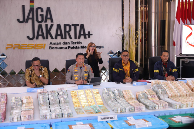 Kabid Humas Polda Metro Jaya Kombes Pol. Budi Hermanto memberikan keterangan pers terkait perkembangan penanganan tiga kasus dugaan korupsi di Gedung Promoter Polda Metro Jaya, Jakarta, Jumat (10/7/2026). Foto: Jamal Ramadhan/kumparan