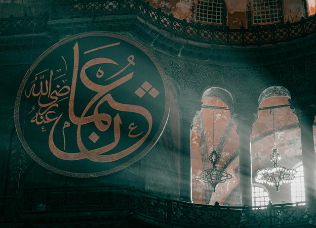 Sebuah kaligrafi besar di masjid foto by Pexels