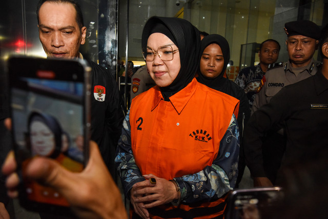 Bupati Sukoharjo Etik Suryani (tengah) mengenakan rompi tahanan usai menjalani pemeriksaan di Gedung Merah Putih KPK, Jakarta, Sabtu (11/7/2026). Foto: Indrianto Eko Suwarso/ANTARA FOTO