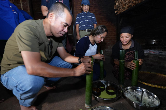 EVP Corporate Communication & Social Responsibility BCA Hera F. Haryn (dua dari kiri) turut ambil bagian pada workshop peningkatan keterampilan gastronomi bagi para pengelola Desa Bakti BCA di Labuan Bajo, Nusa Tenggara Timur. Foto: BCA