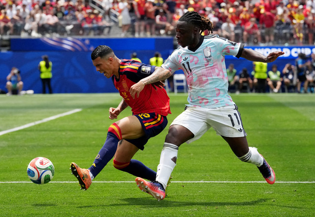 Pedro Porro dari Spanyol beraksi melawan Jeremy Doku dari Belgia pada pertandingan Piala Dunia FIFA 2026 antara Spanyol vs Belgia di Stadion Los Angeles, Inglewood, California, AS, Sabtu (11/7/2026). Foto: KIRBY LEE/IMAGN IMAGES via REUTERS