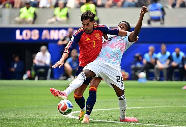 Ferran Torres dari Spanyol beraksi melawan Nathan Ngoy dari Belgia pada pertandingan Piala Dunia FIFA 2026 antara Spanyol vs Belgia di Stadion Los Angeles, Inglewood, California, AS, Sabtu (11/7/2026). Foto: GARY VASQUEZ/REUTERS
