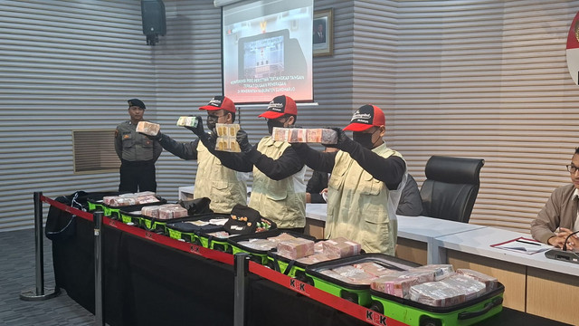 Barang bukti hasil tangkap tangan terkait dugaan pemerasan Bupati Sukoharjo berupa uang tunai dan logam mulia di gedung KPK, Sabtu (11/7/2026). Foto: Pradya Tirta/kumparan