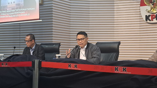 Deputi Penindakan KPK Asep Guntur Rahayu saat konferensi pers Operasi Tangkap Tangan (OTT) terkait dugaan pemerasan oleh Bupati Sukoharjo di gedung KPK, Sabtu (11/7/2026). Foto: Pradya Tirta/kumparan