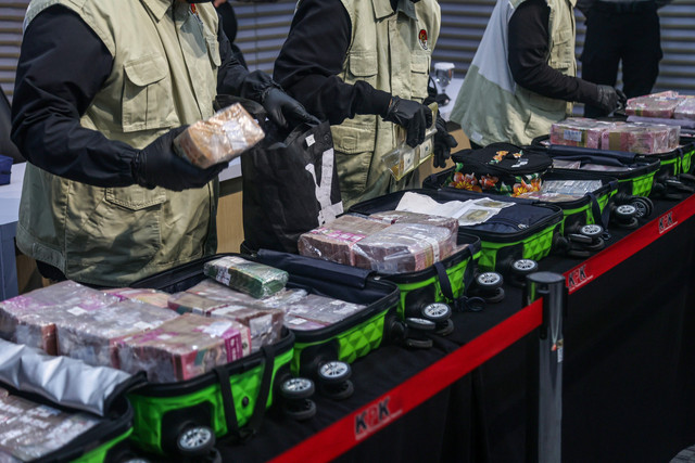 Petugas menata barang bukti saat konferensi pers operasi tangkap tangan (OTT) Bupati Sukoharjo Etik Suryani di Gedung Merah Putih KPK, Jakarta, Sabtu (11/7/2026). Foto: Darryl Ramadhan/ANTARA FOTO