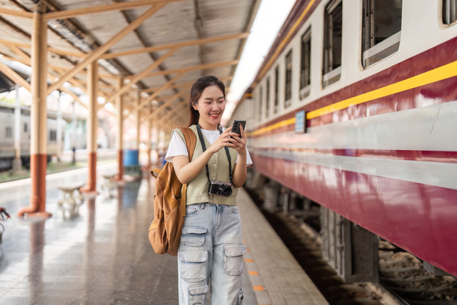Nikmati potongan Rp125.000 saat membeli tiket Train dan Whoosh di tiket.com dengan kartu kredit BRI. Foto: wichayada suwanachun/Shutterstock