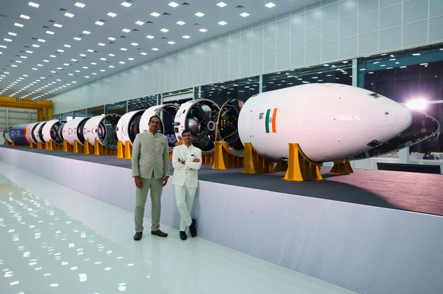 Pendiri Skyroot Aerospace, Naga Bharath Daka dan Pawan Kumar Chandana, berfoto di depan roket komersial swasta pertama India, Vikram-I, saat peresmian Infinity Campus, pabrik roket swasta terbesar di India, di Hyderabad, Kamis (27/11/2025). Foto: Priyanshu Singh/REUTERS