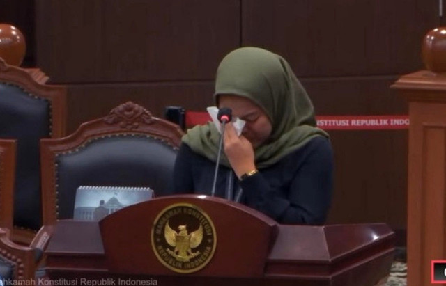 Gaji Ditahan, Dosen Hukum UPN Jakarta Nyambi Jual Kue, Sumber Foto: Kanal Youtube Mahkamah Konstitusi RI
