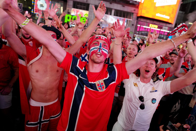 Kemeriahan suporter berkumpul di New York menjelang laga babak 16 besar Piala Dunia FIFA 2026 antara Brasil dan Norwegia yang berlangsung di New York New Jersey Stadium (MetLife Stadium), Minggu (5/7/2026) waktu setempat. Foto: Ryan Murphy/REUTERS