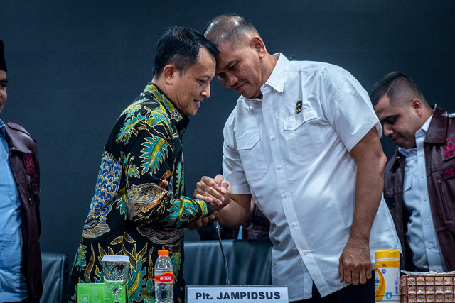 Plt Jampidsus Rudi Margono (kiri) berjabat tangan dengan Kakortas Tipidkor Polri Irjen Pol Totok Suharyanto (kanan) usai konferensi pers di Kejaksaan Agung, Jakarta, Sabtu (11/7/2026). Foto: Bayu Pratama S/ANTARA FOTO