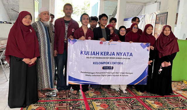 Mahasiswa KKN Kelompok Lentera ITB Ahmad Dahlan Jakarta bersama pengurus Yayasan AL-A'Zhom (sumber: mahasiswa kkn lentera)