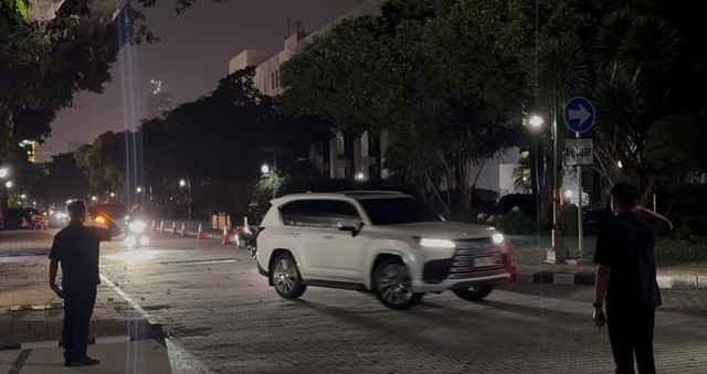 Sejumlah mobil pejabat meninggalkan Istana Negara, Sabtu (11/7/2026) malam. Foto: Zamachsyari/kumparan