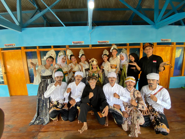 Pentas seni lengser Desa Loji. Sumber Gambar: Dokumen Pribadi