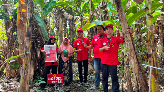 Warga Desa bersama Mahasiswa KKN membuat biopori di lingkungan Desa Mojopuro Gede. (Dokumentasi Gabriel Dean Saputra, 2026) Nama DPL : Novi Andari, S.S., M.Pd