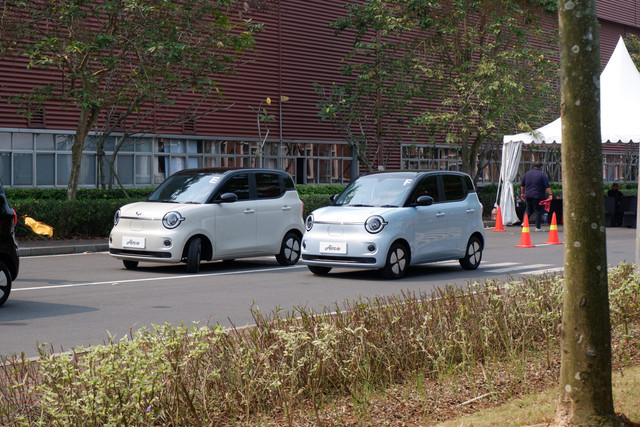 Wuling Aira ev versi setir kanan yang diproduksi di fasilitas PT SGMW Motor Indonesia.  Foto: Sena Pratama/kumparan