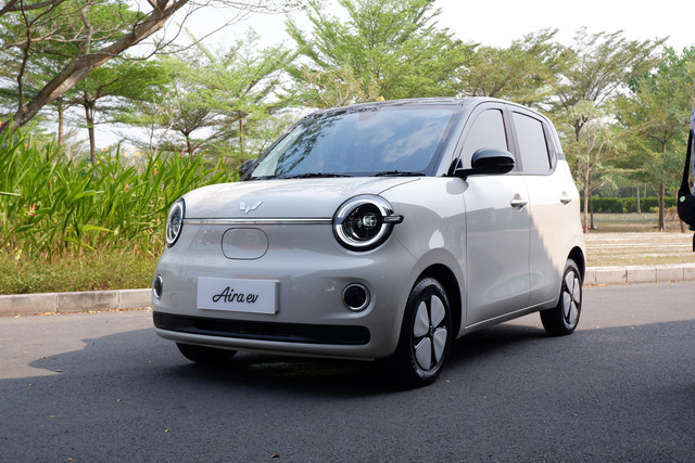 Wuling Aira ev versi setir kanan yang diproduksi di fasilitas PT SGMW Motor Indonesia.  Foto: Sena Pratama/kumparan