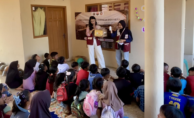Penyampaian materi tentang jenis sampah oleh Mahasiswa KKN (Sumber: diambil oleh penulis)