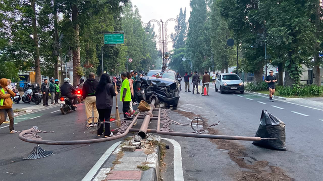 kecelakaan tunggal di Jl. Dago, Bandung, Minggu (12/72026). Foto: Dzaki Fadilah/kumparan