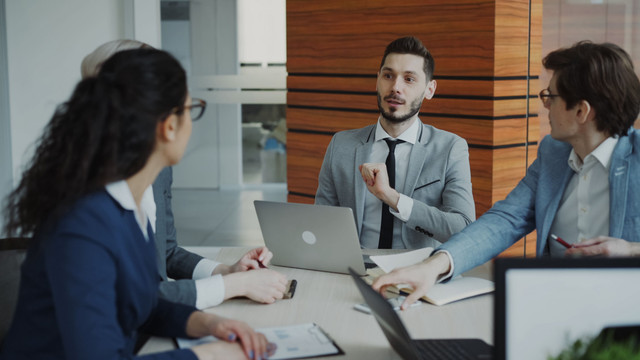 Kepemimpinan tumbuh melalui dialog, kepercayaan, dan kemampuan memberdayakan tim, bukan semata-mata karena jabatan formal. Foto: Pexels/Silveblack