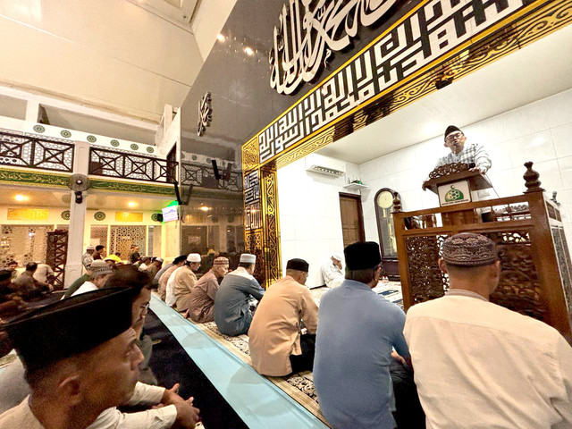 Deni Darmawan menyampaikan khutbah Jum'at di Masjid Imam Bonjol Pangkalan Jati Jakarta Selatan (Sumber : dokpri)