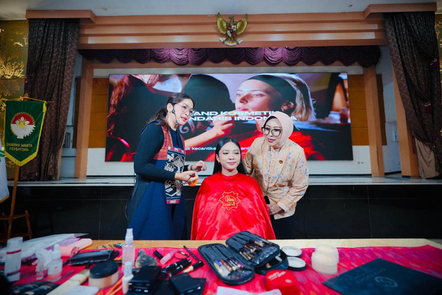 Dharma Wanita Persatuan (DWP) Kementerian Sosial (Kemensos) berkolaborasi dengan PT Moga Djaja (Viva Cosmetics dan Viva Muda) gelar Beauty Class di Kantor Kemensos, Rabu (8/7/2026). Foto: Kemensos RI