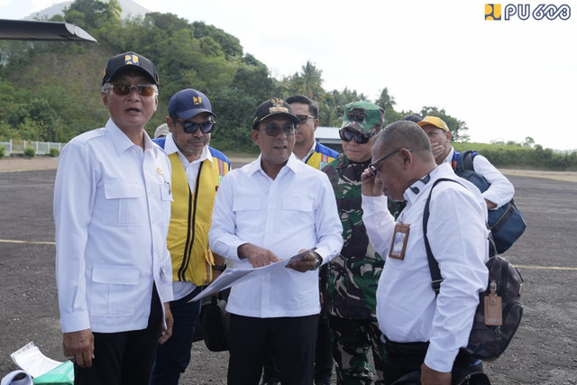 Menteri Pekerjaan Umum Dody Hanggodo meninjau Bandara Banda Neira di Kepulauan Banda, Maluku, Minggu (12/7/2026). Foto: Kementerian PU