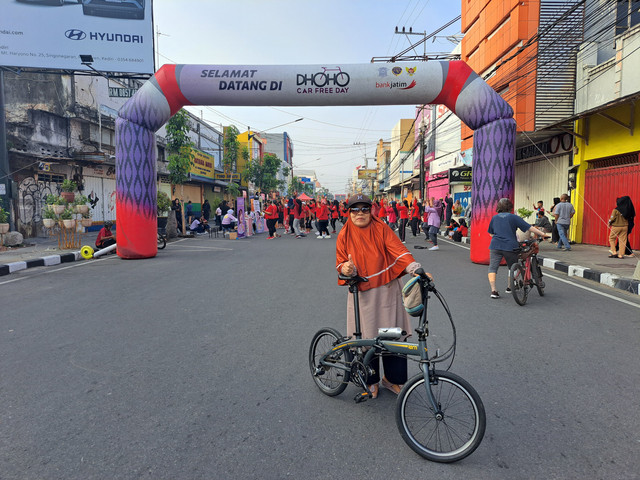 Senyum seorang ibu di CFD Dhoho: pagi, sepeda lipat, dan ruang kota yang hidup bagi warganya. Foto : Dok. Pribadi