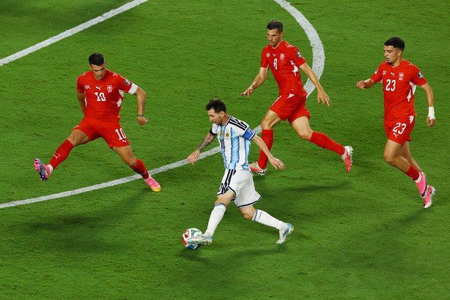 Pemain Timnas Argentina Lionel Messi berusaha melewati hadangan pemain Timnas Swiss pada pertandingan babak perempat final Piala Dunia 2026 di Stadion Kansas City, Kansas City, Missouri, AS, Sabtu (11/6/2026). Foto: Albert Gea/REUTERS