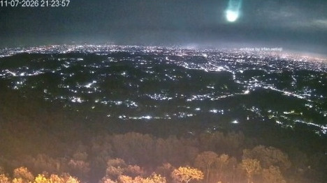 Rekaman CCTV meteor berwarna hijau melintas di langit pada Sabtu (11/7/2026) malam.
 Foto: Instagram/@irfan.setiaji