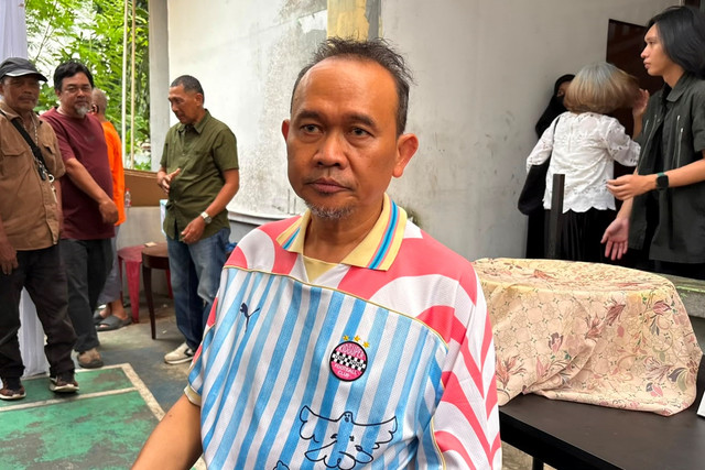  Cak Lontong saat ditemui di rumah duka komedian Simson Rarameha Ngadang atau yang dikenal Temon di kawasan Mampang Prapatan, Jakarta, Minggu (12/7/2026). Foto: Aprilandika Pratama/kumparan