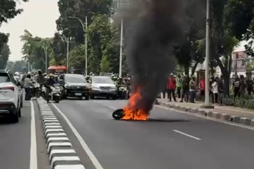 Kondisi motor yang terbakar di Jalan Raya Pasar Minggu, Jakarta Selatan, Minggu (12/7/2026). Foto: Angelina Anjar/kumparan