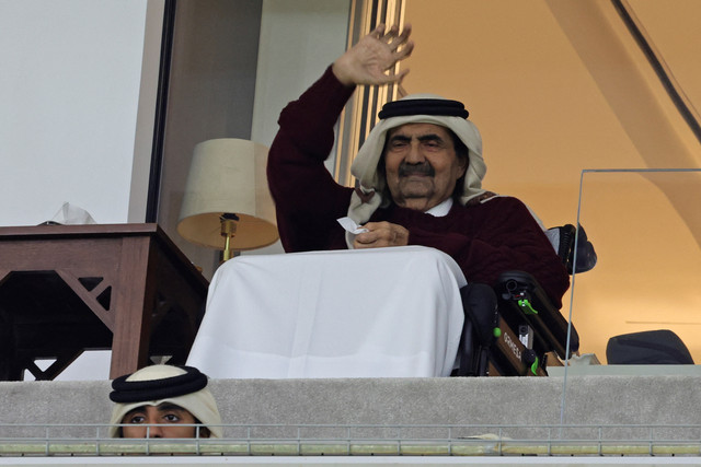 Mantan Emir Qatar Sheikh Hamad bin Khalifa al-Thani melambaikan tangan saat menyaksikan pertandingan semifinal Piala Asia AFC Qatar 2023 antara Iran dan Qatar di Stadion al-Thumama di Doha pada 7 Februari 2024. Foto: GIUSEPPE CACACE / AFP