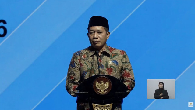 Menteri Koperasi Ferry Juliantono memberikan sambutan saat menghadiri Hari Koperasi Nasional 2026 dengan tajuk "Koperasi Berdaya, Indonesia Berjaya" di Indonesia Arena, Jakarta, Minggu (12/7/2026). Foto: YouTube/ Sekretariat Presiden