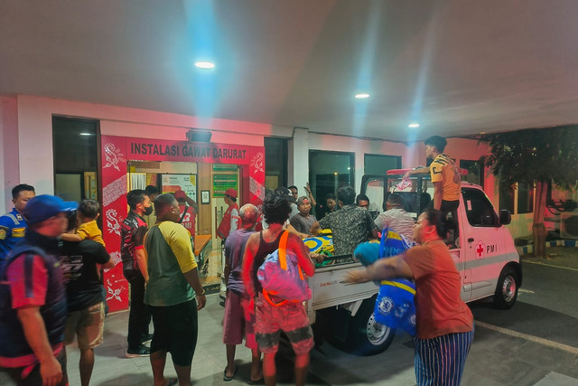 Dinas Pemadam Kebakaran dan Penyelamatan (Damkarmat)mengevakuasi warga berbobot 200 kilogram ke rumah sakit di Kabupaten Banyuwangi, Jawa Timur. Foto: Damkarmat Banyuwangi