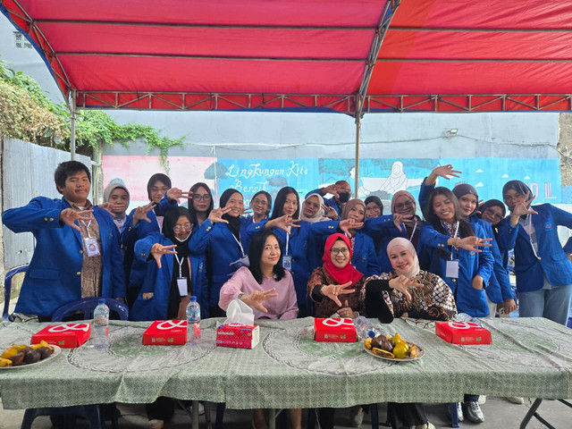 Para dosen dan sebagian mahasiswa Farmasi Universitas Esa Unggul yang melaksanakan Pengabdian Masyarakat.