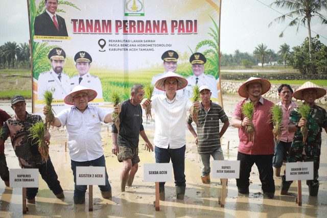 Gerakan tanam padi perdana pascabencana hidrometeorologi di Desa Bukit Panjang, Kecamatan Karang Baru, Aceh Tamiang, Aceh, Minggu (5/7/2026). Foto: Satgas PRR