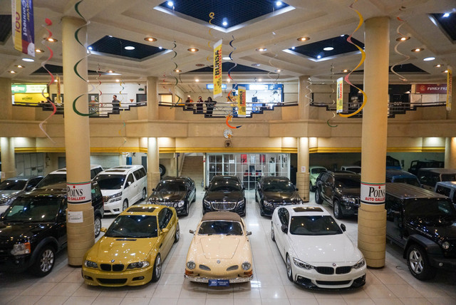 Warga melihat deretan mobil yang terdapat di Bursa Mobil Bekas, Blok M, Jakarta, Minggu (12/7/2026). Foto: Iqbal Firdaus/kumparan