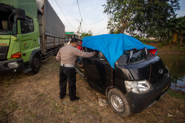 Polisi memeriksa mobil bak terbuka yang mengalami kecelakaan di jalur Pantura Kiajaran Kulon, Lohbener, Indramayu, Jawa Barat, Minggu (12/7/2026).  Foto: Dedi Suwidiantoro/ANTARA FOTO