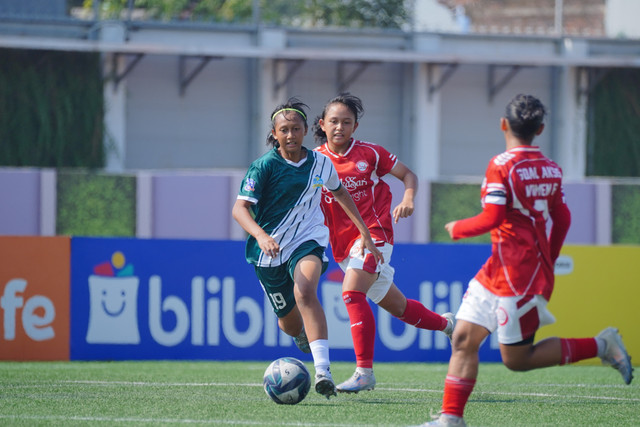 Goal Aksis Cimahi (jersey merah) keluar sebagai juara HYDROPLUS Soccer League All-Stars
2025/2026 setelah unggul atas Cipta Cendikia FA Bogor (jersey hijau putih) di babak final yang berlangsung di Supersoccer Arena, Kudus, Jateng, Minggu (12/7/26). Foto: Dok. Hydroplus Soccer League