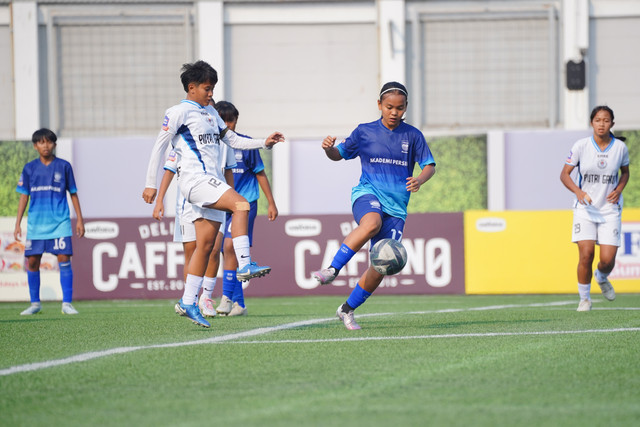 Akademi Persib Bandung (jersey biru) menyudahi perlawanan Putri Garut (jersey putih) dengan skor 5-0 dalam partai final HYDROPLUS Soccer League All-Stars 2025/2026 yang berlangsung di Supersoccer Arena, Kudus, Jawa Tengah pada Minggu (12/7/2026). Foto: Dok. Hydroplus Soccer League