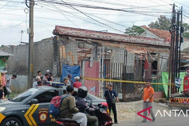 Lokasi ledakan toko bangunan di Purwakarta yang mengakibatkan seorang meninggal, empat unit rumah dan sebuah masjid hancur.  Foto: Ali Khumaini/ANTARA