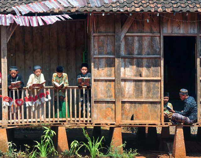 Seseorang anak berada dalam Surau foto by Pexels